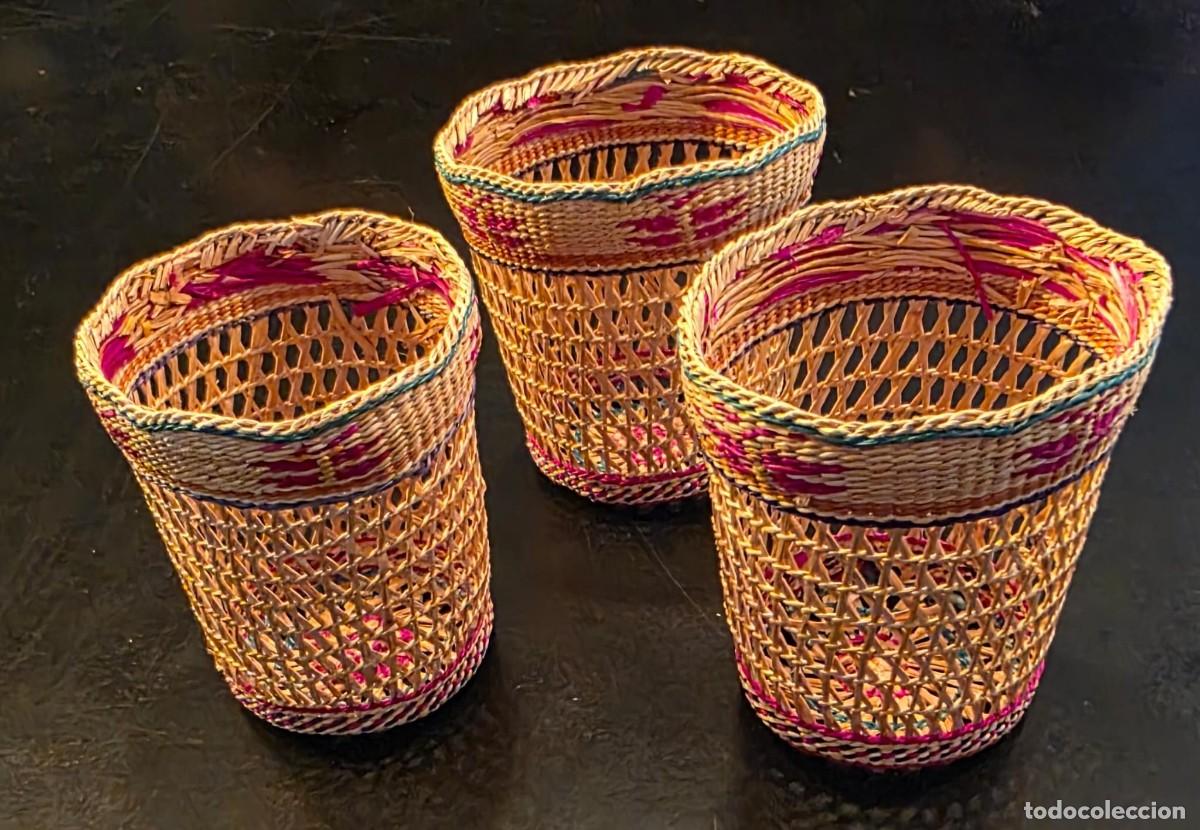 Coleccionismo: LOTE 3 CESTITAS MINIATURA ARTESANALES DE FIBRA VEGETAL TEJIDA &ndash; MULTICOLOR &ndash; 8 x 5 CM &ndash; VINTAGE