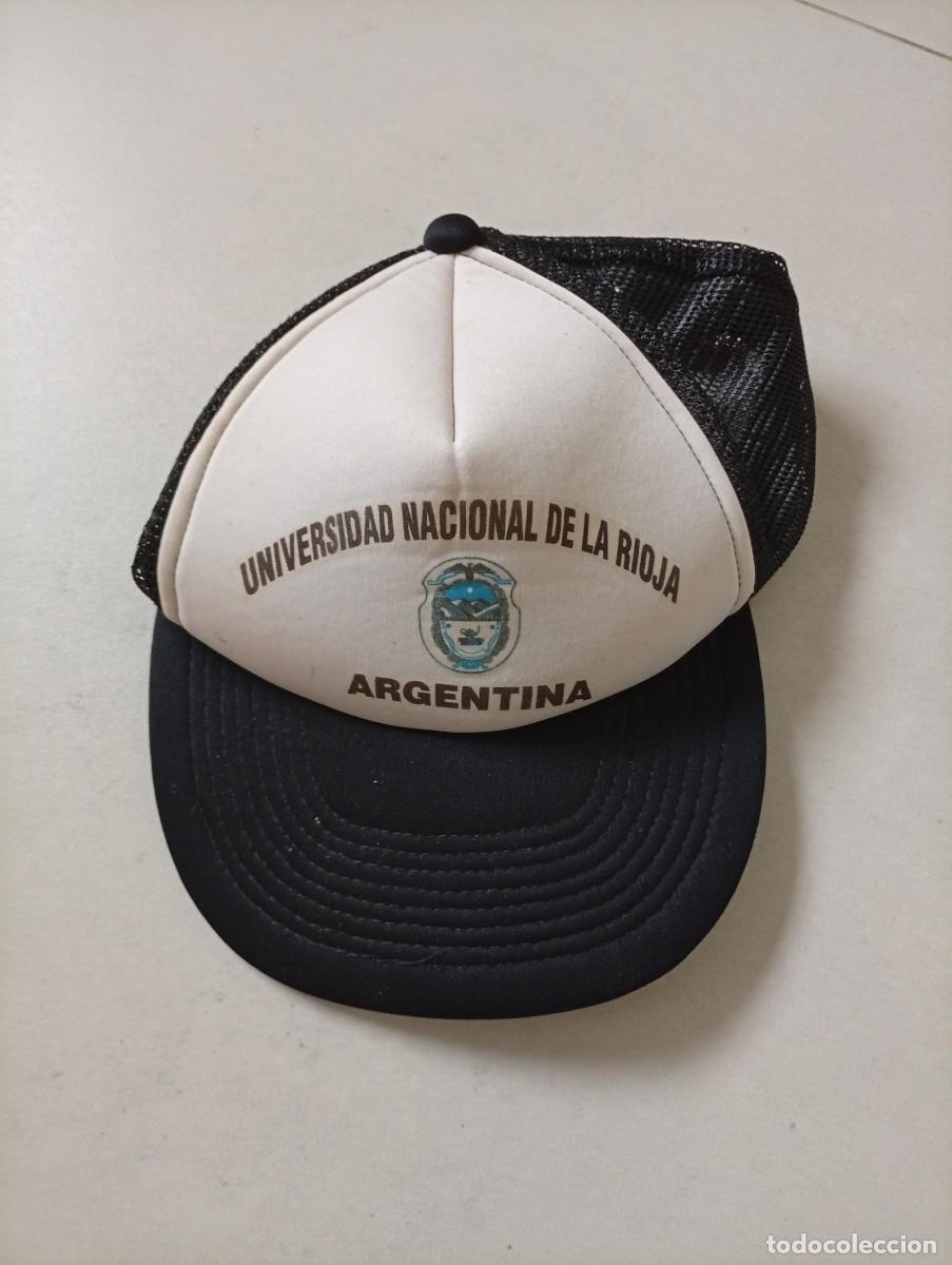 Coleccionismo: Gorra con el logo de la Universidad Nacional de La Rioja, Argentina. - Dise&ntilde;o tipo trucker con pane