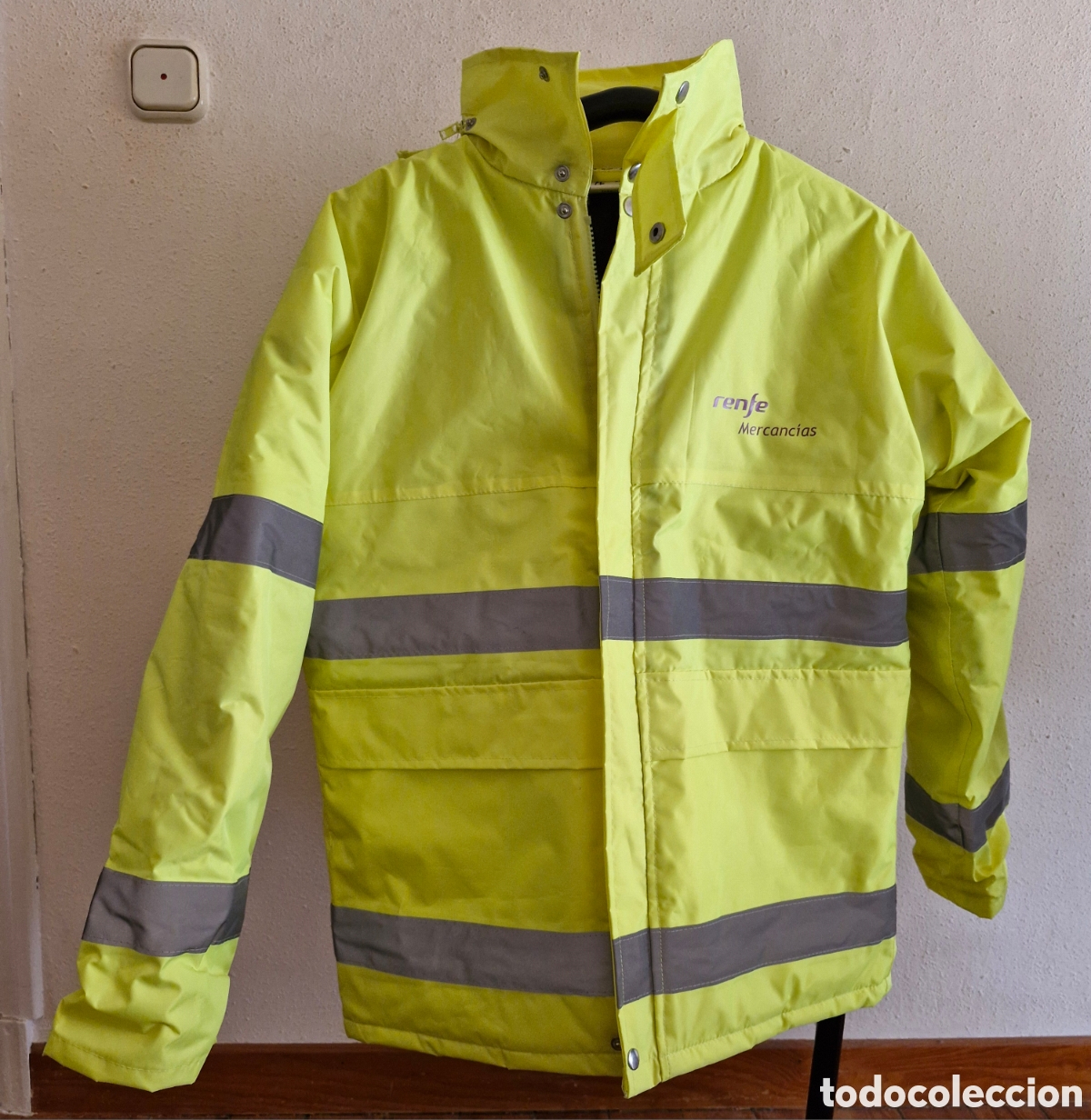 Coleccionismo: ANORAK CHUBASQUERO DE INVIERNO REFLECTANTE RENFE MERCANC&Iacute;AS.A ESTRENAR.