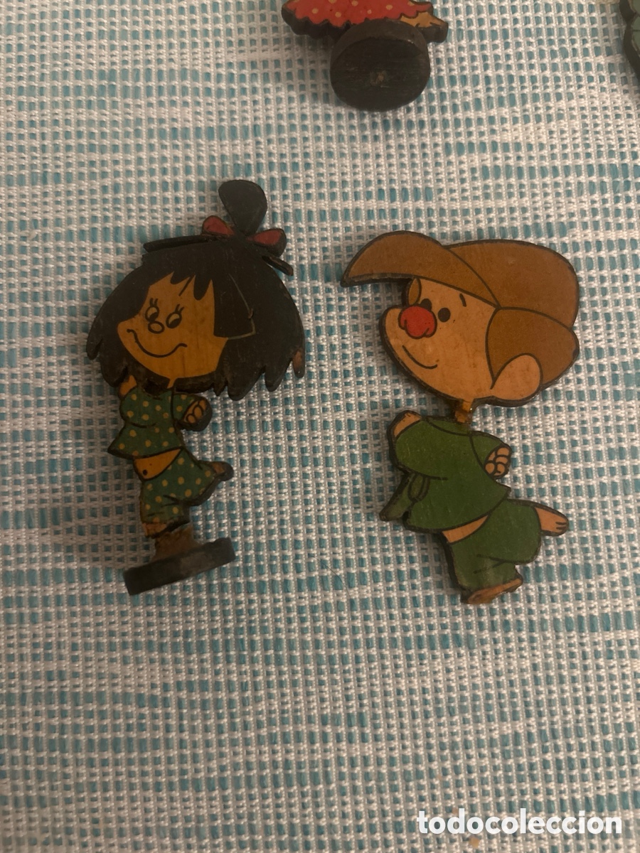 Coleccionismo: Lote de pines y figuras de madera de Mafalda 1980