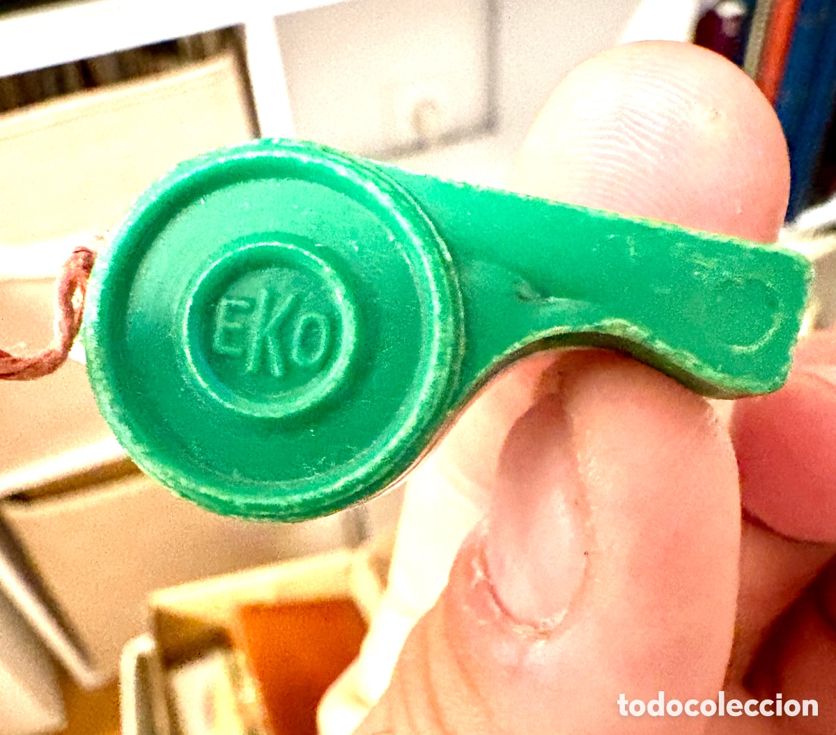 Coleccionismo: Antiguo pito silbato de kiosco (&laquo;Flauta de Afilador&raquo;) bicolor &ndash; Juguetes EKO (A&ntilde;os 70)