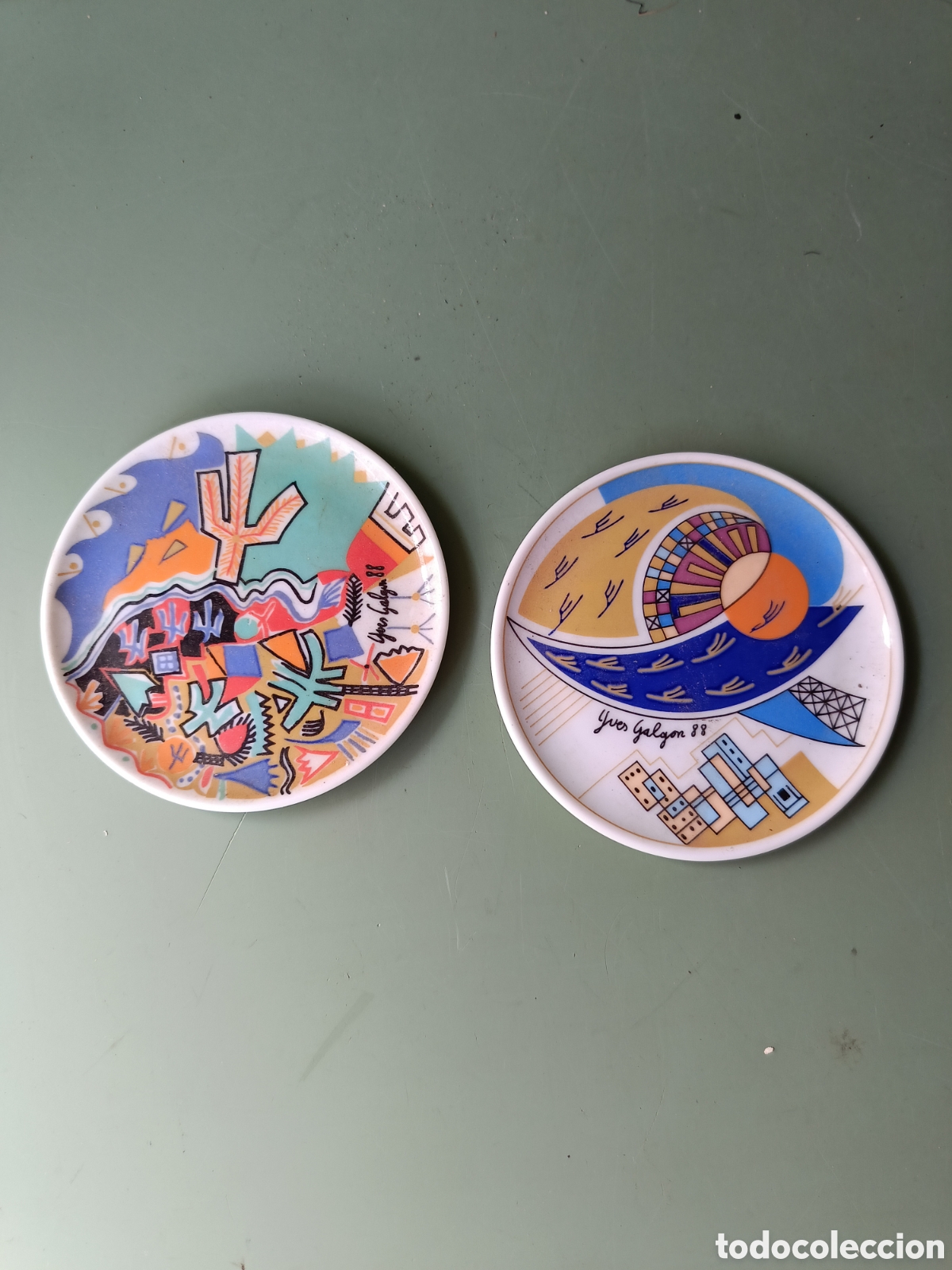 Coleccionismo: Par de peque&ntilde;os platos Porcelana Hutschenreuther - Hamburg LUFTHANSA Firmado YVES GALGON 1988