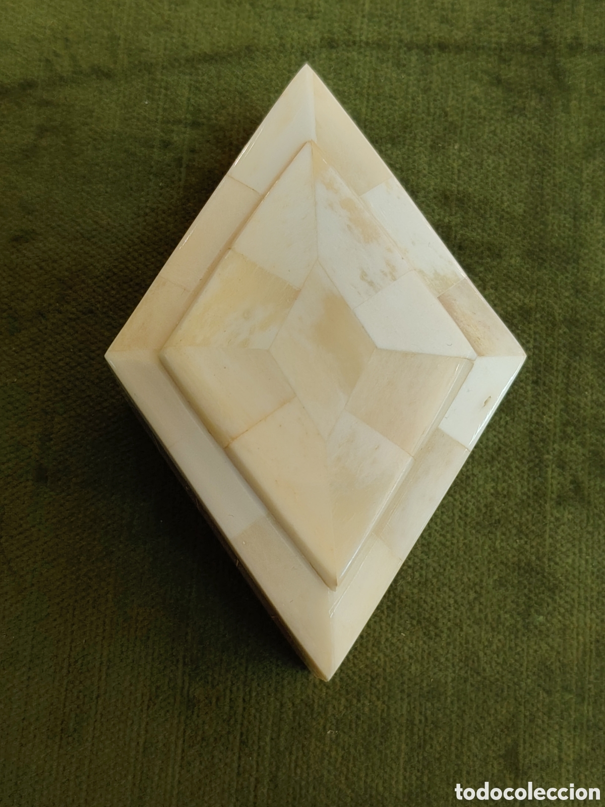 Coleccionismo: Caja, joyero geom&eacute;trica elaborada artesanalmente con incrustaciones de hueso en tonos blancos...
