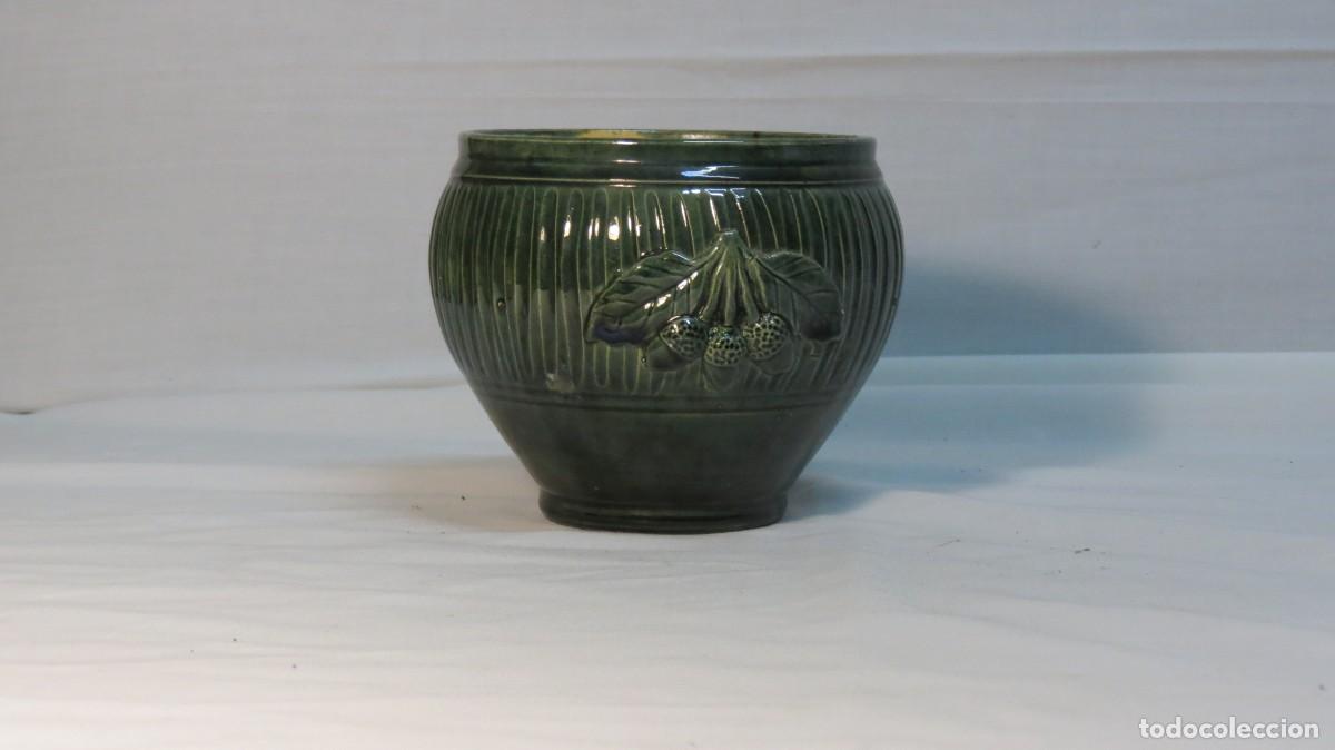 Coleccionismo: vaso verde decorado com bolotas, fabrico antigo de Barcelos altura - 10cm di&acirc;metro maior - 12cm esta
