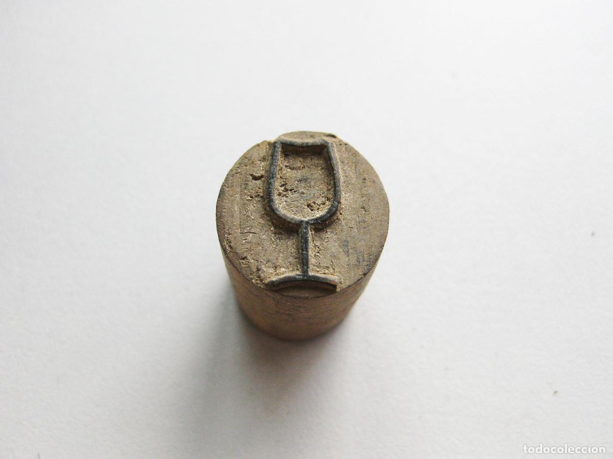 Coleccionismo: TIPO DE IMPRENTA CON LA IMAGEN DE UNA COPA DE VINO TALLADA EN MADERA . SELLO O TAMP&Oacute;N DE TINTA