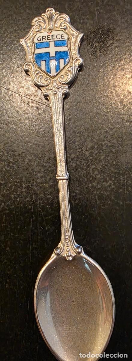 Coleccionismo: Cucharilla souvenir vintage Grecia &ndash; Escudo esmaltado bandera griega &ndash; 11 cm