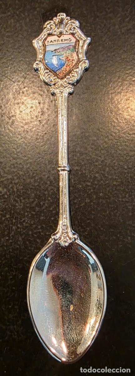 Coleccionismo: Cucharilla souvenir vintage Sanremo Italia &ndash; Escudo esmaltado paisaje costero &ndash; 11,5 cm