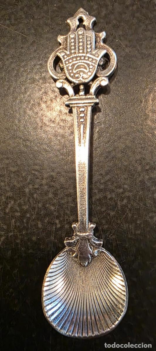 Coleccionismo: Cucharilla mini vintage Mano de F&aacute;tima Hamsa &ndash; Metal plateado decorado &ndash; 6,5 cm