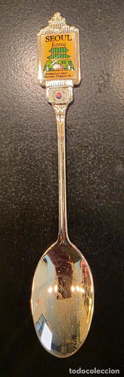 Coleccionismo: Cucharilla souvenir vintage Se&uacute;l Corea &ndash; Namdaemun Gate esmaltada y bandera coreana &ndash; 13,5 cm