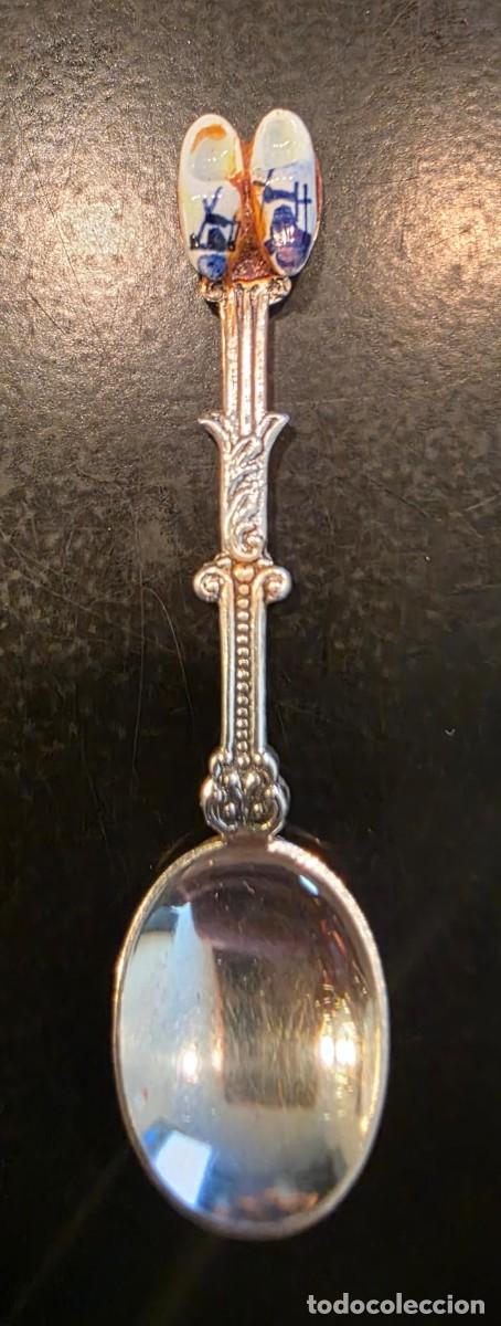 Coleccionismo: Cucharilla mini vintage Holanda &ndash; Zuecos Delft con molinos &ndash; Metal plateado &ndash; 7,5 cm