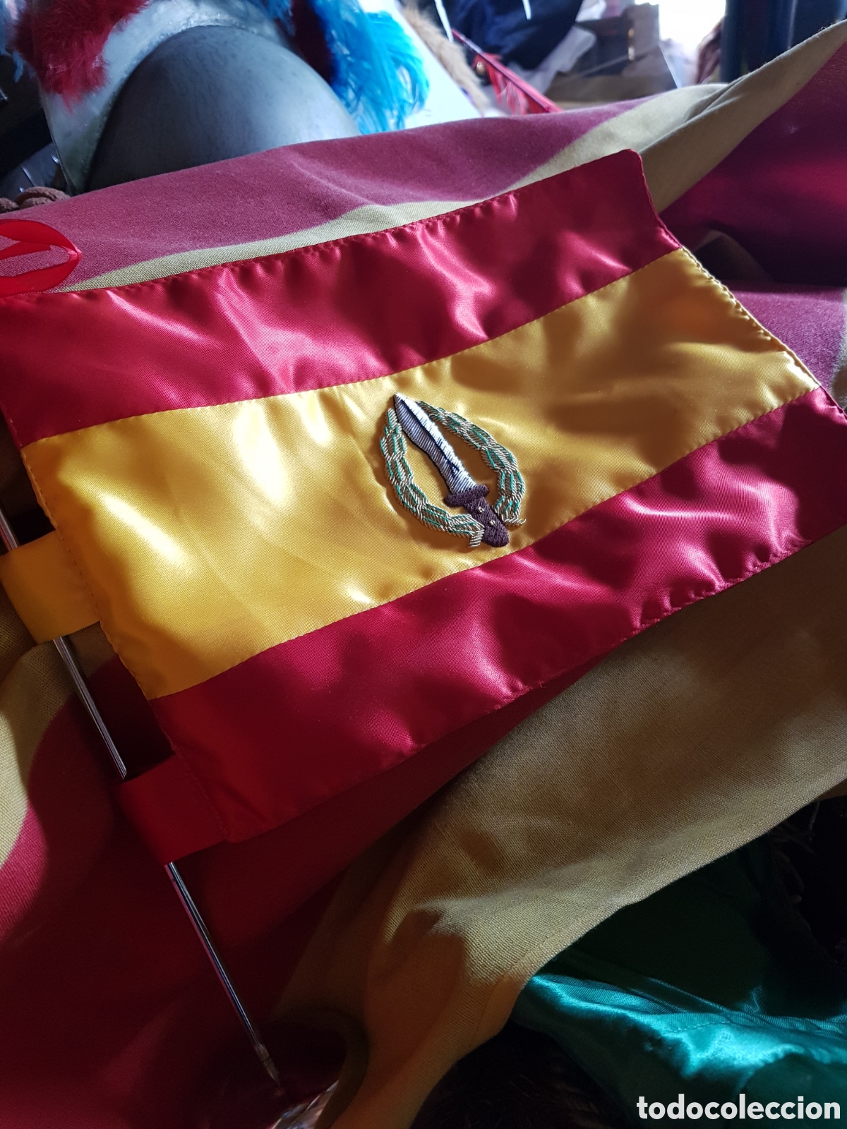 Coleccionismo: BANDERA DE SOBREMESA BORDADA DE LAS COES