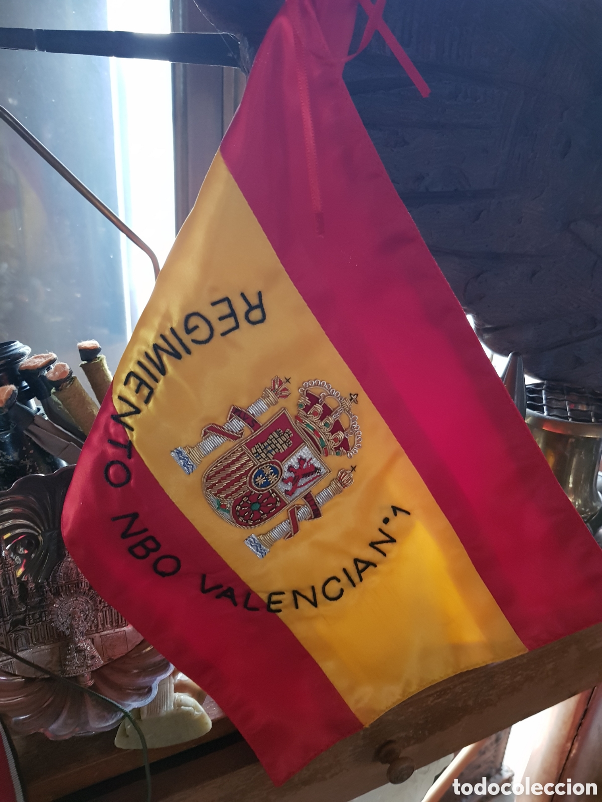 Coleccionismo: BANDERA DE SOBREMESA BORDADA REGIMIENTO N1 VALENCIA