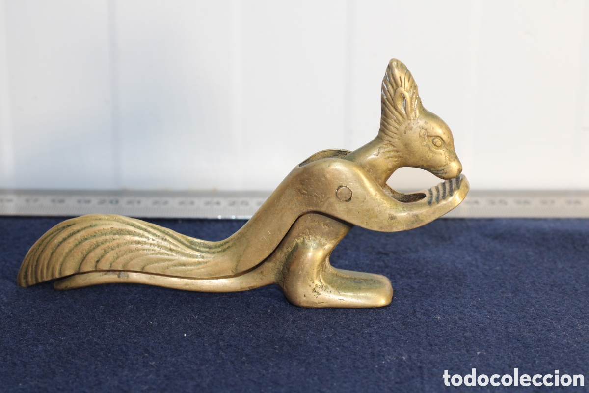 Coleccionismo: Cascanueces Vintage de Bronce / Lat&oacute;n - Forma de Ardilla