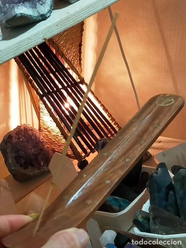 Coleccionismo: Brucia incensi a barchetta in legno con il simbolo della pace