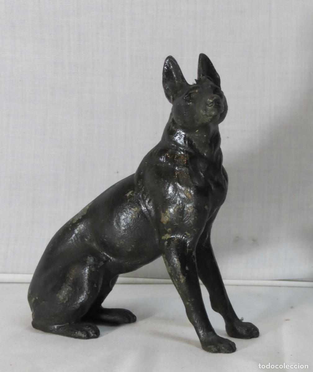 Coleccionismo: c&atilde;o em metal de cor preta; Altura &ndash; 14cm; Condi&ccedil;&atilde;o &ndash; Boa mas com falhas na pintura
