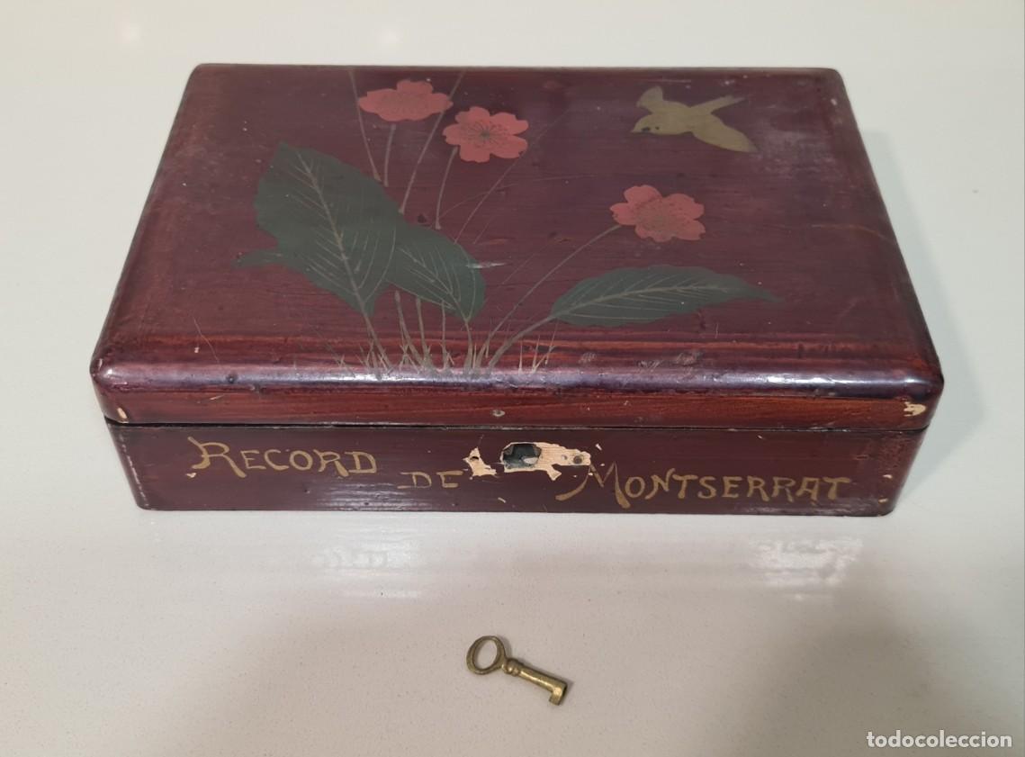Colecionismo: Antigua caja de madera pintada con llave. Recuerdo de Montserrat