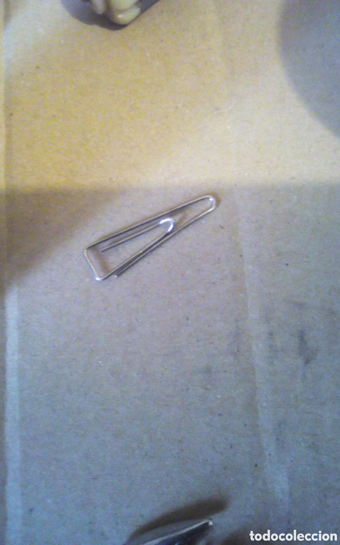Coleccionismo: Clip forma triangular, muy raro. Mide 3 cm.