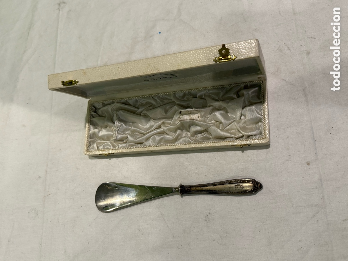 Coleccionismo: Antiguo calzador de alpaca estilo victoriano con monograma y estuche &ndash; primera mitad s. XX