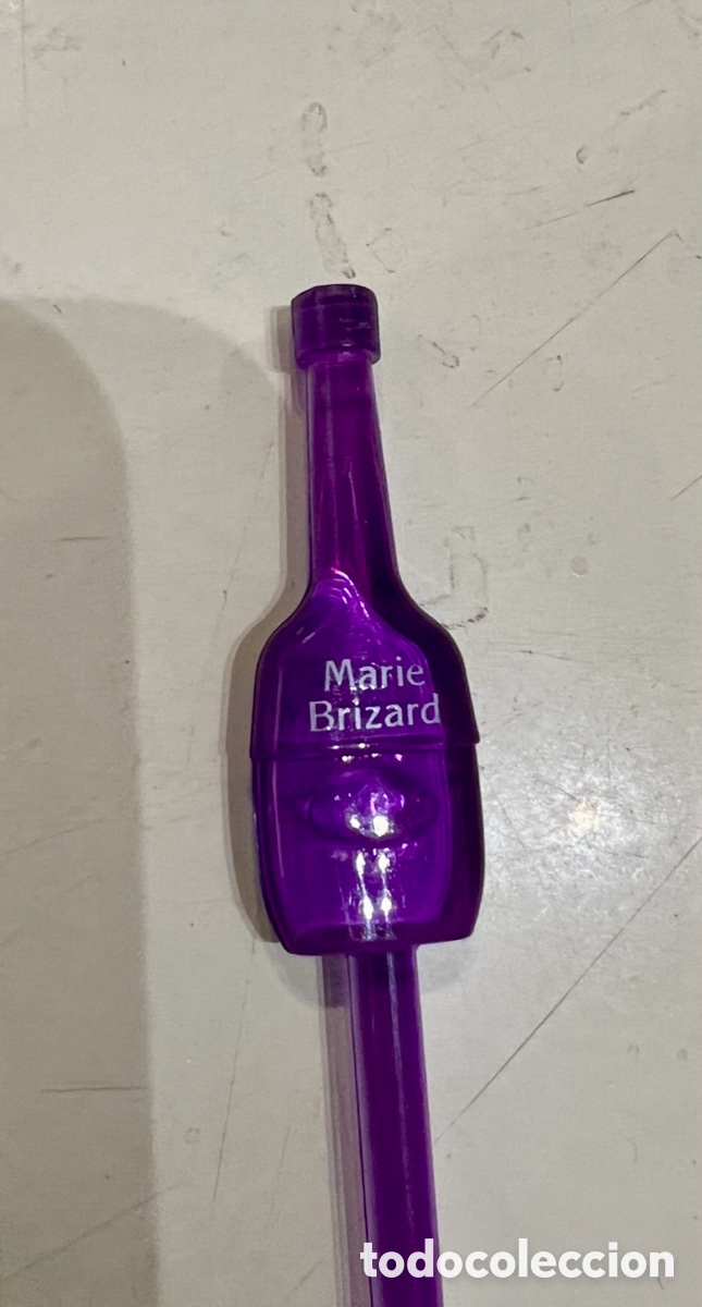 Coleccionismo: Agitador de C&oacute;ctel. MARIE BRIZARD. Color lila. Pl&aacute;stico.