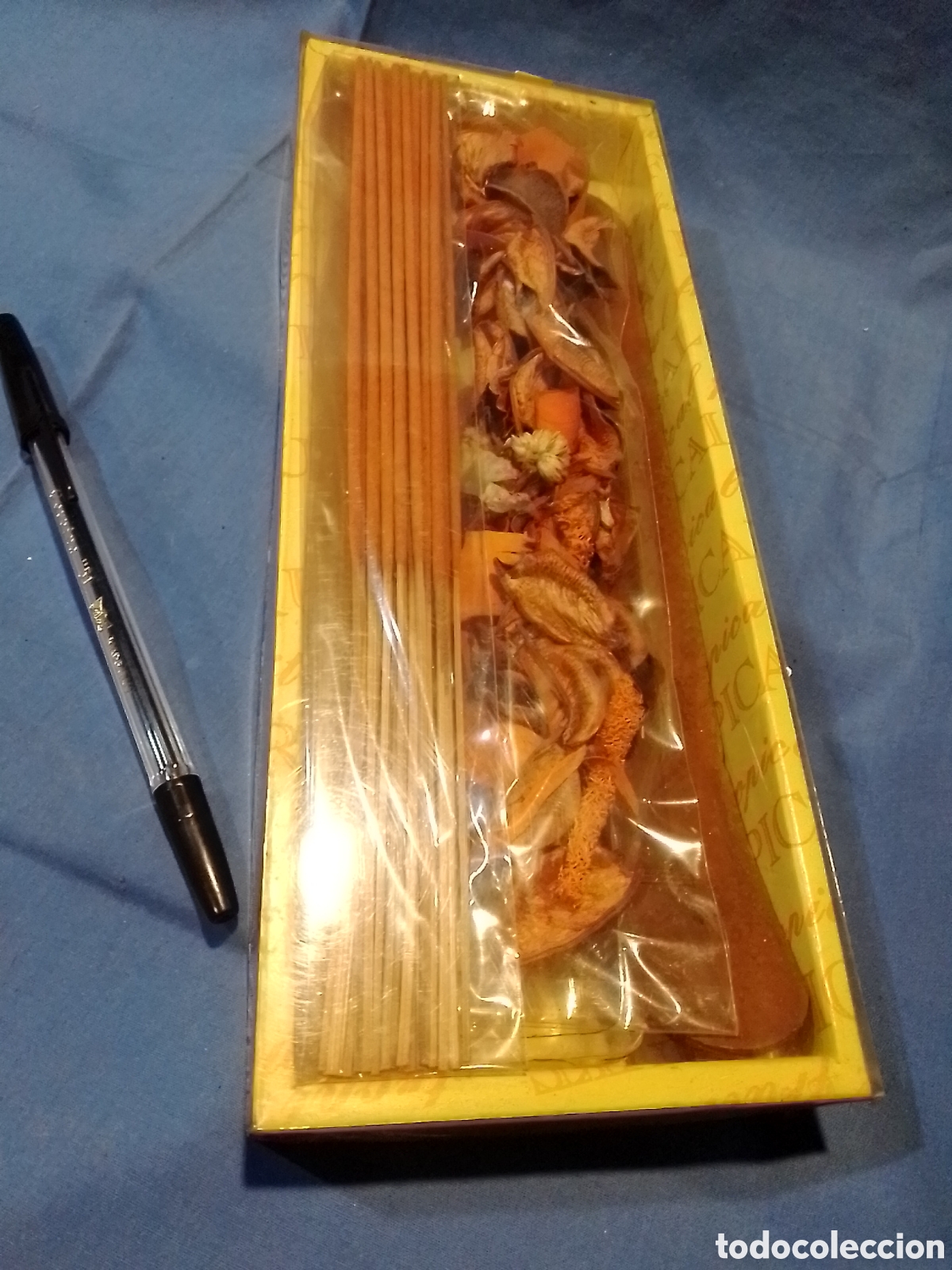 Coleccionismo: Caja con incienso tabla de quemar y flores secas