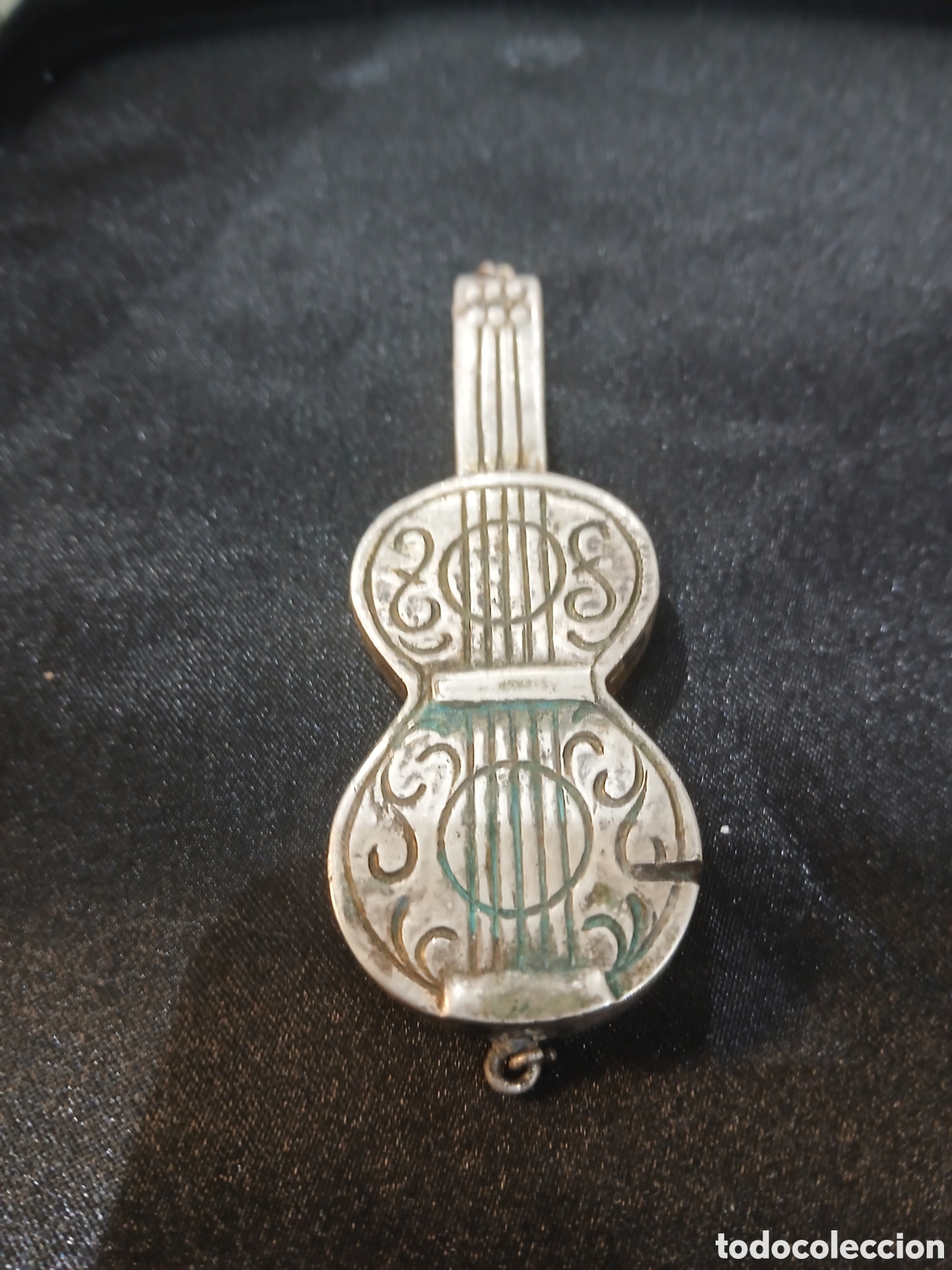 Coleccionismo: Colgante de guitarra maciza posible plata baja