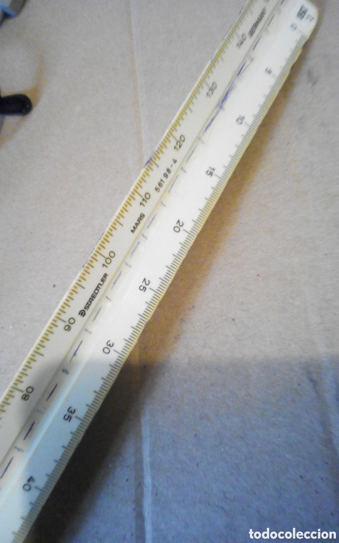 Coleccionismo: Regla triangular t&eacute;cnica con escalas. Staedtler Mars. 561 98-4. Made in Germany. Mide 32 cm., usada.