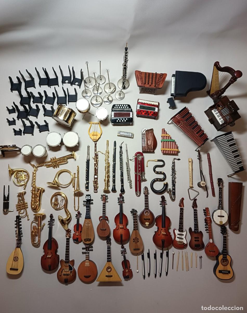 Coleccionismo: Coleccion de instrumentos miniatura de metal y madera.
