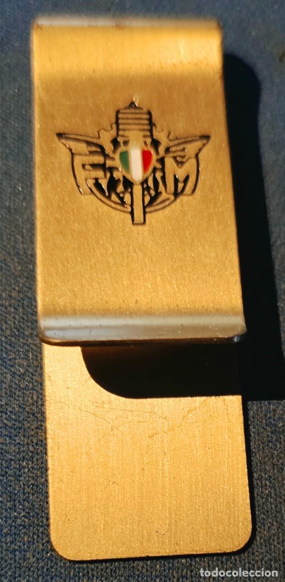 Coleccionismo: Antiguo CLIP para dinero metalico (Dorado) FIM