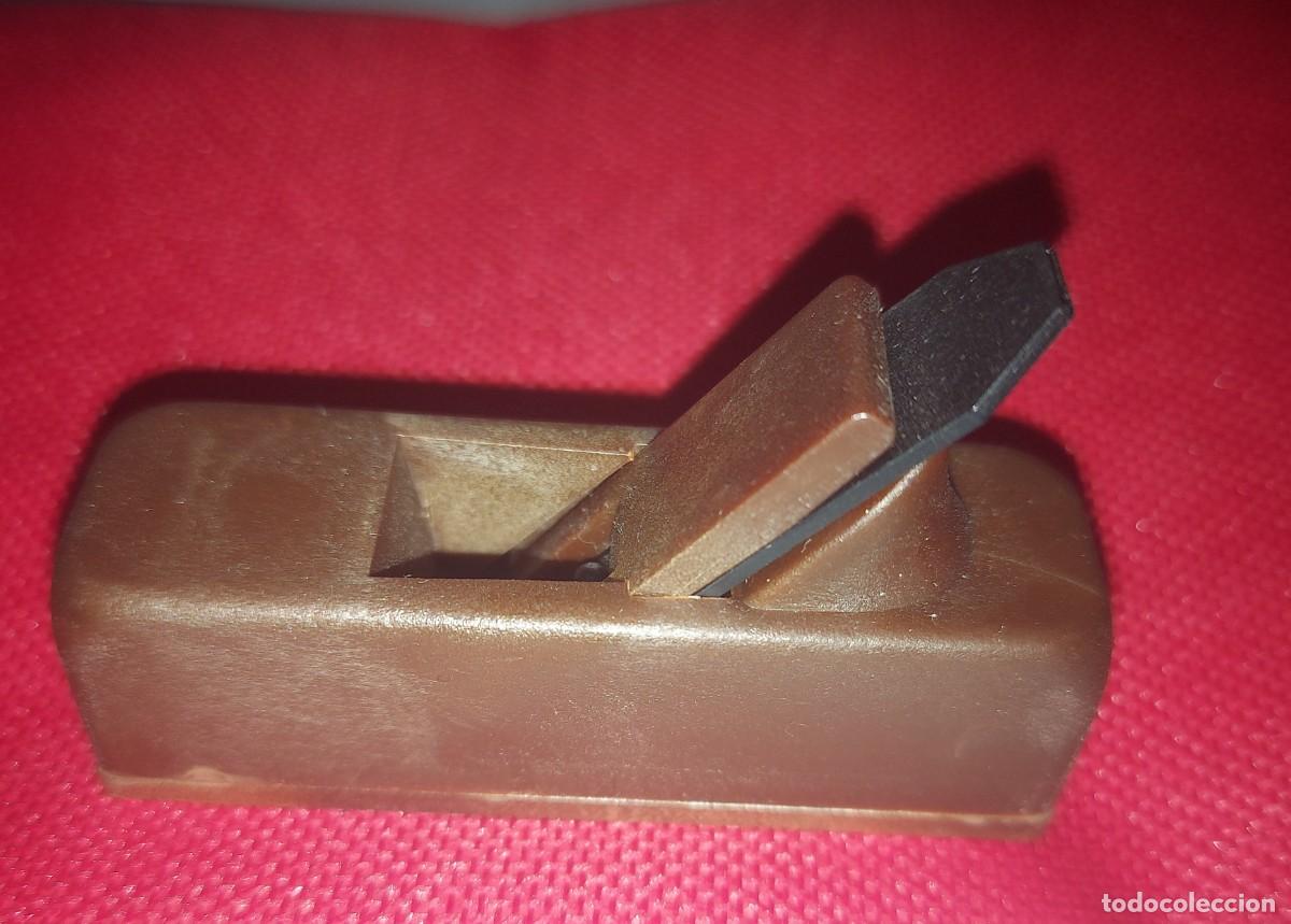Coleccionismo: Vintage antiguo sacapuntas con forma de cepillo de carpintero