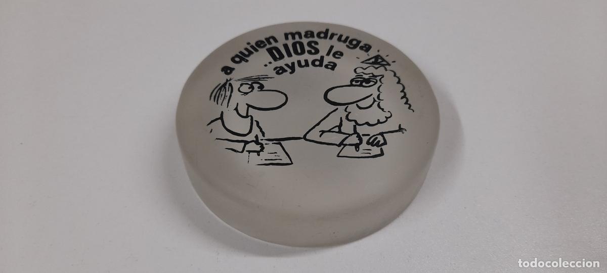 Coleccionismo: BONITO PISAPAPELES REALIZADO EN CRISTAL . DIBUJO DE ANTONIO FRAGUAS - FORGES . DIAMETRO 9 CM