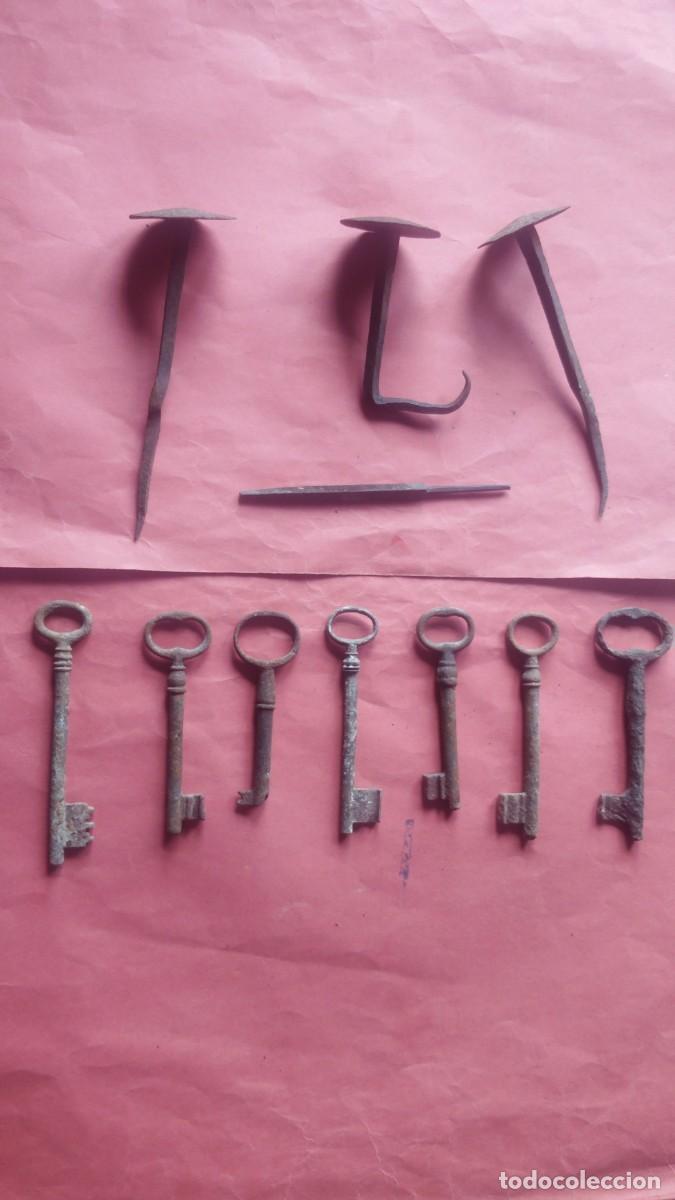 Coleccionismo: LLAVES.-CLAVOS.-LIMA.-LOTE DE 11 OBJETOS ANTIGUOS DE HIERRO.