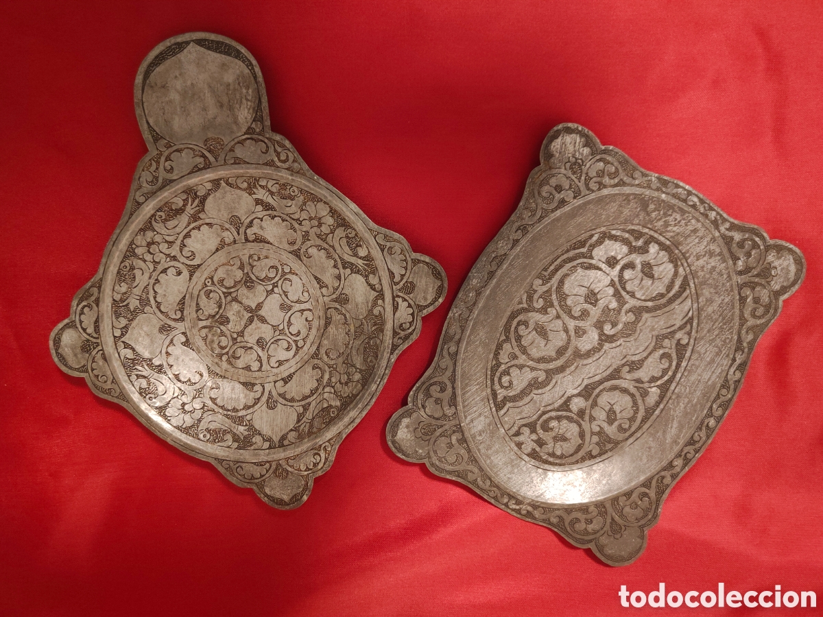 Coleccionismo: Pareja de bandejas decorativas cinceladas a mano URSS (c. 1960) - Conservan etiquetas sovi&eacute;ticas
