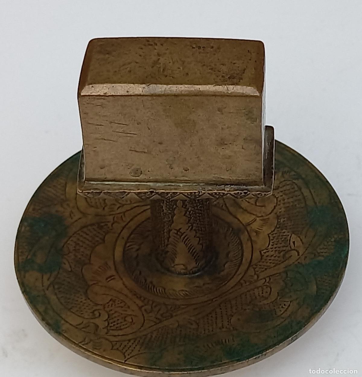 Coleccionismo: Creo que cerillero o portacerillas antiguo de bronce o lat&oacute;n. portaf&oacute;sforos o soporte. Cenicero.