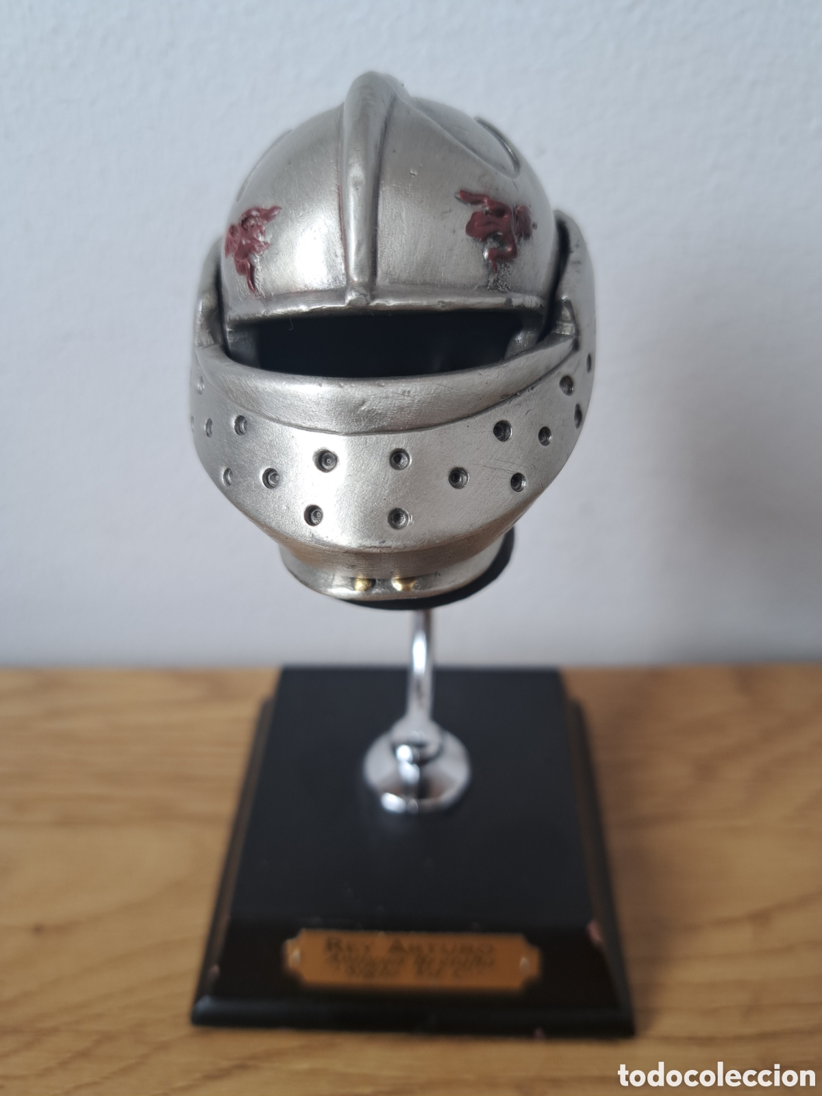 Coleccionismo: Mini casco de metal. Rey Arturo. Salvat