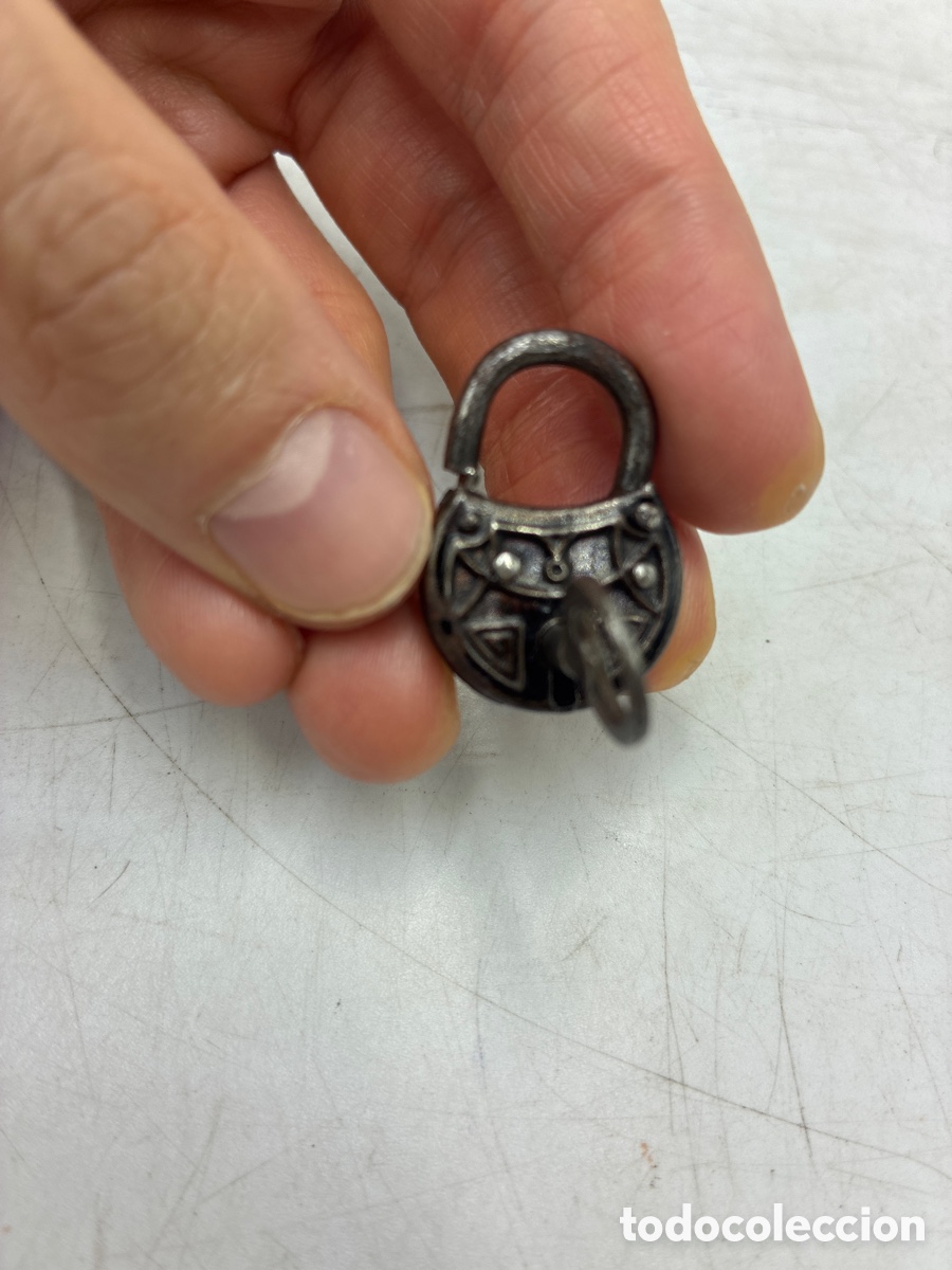 Coleccionismo: Mini candado con su llave. - Foto 3