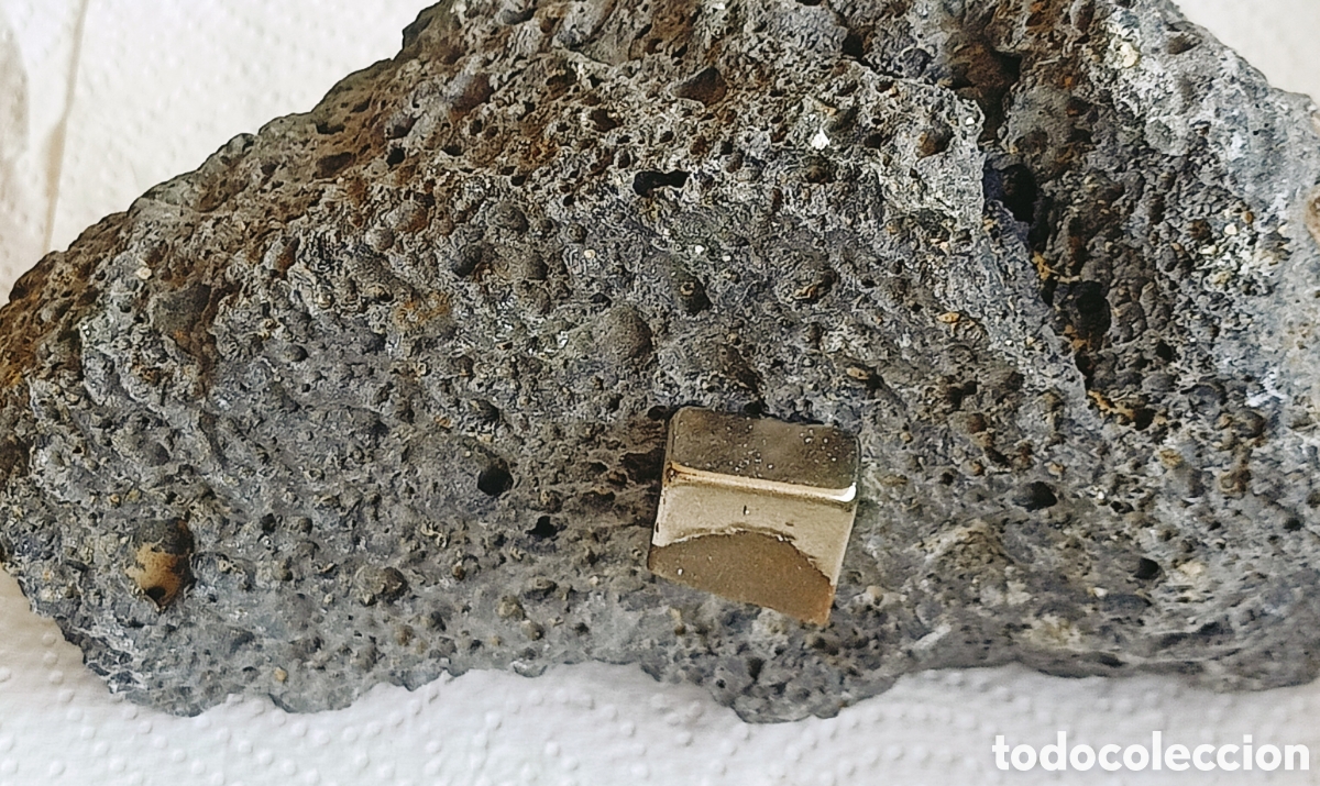 Coleccionismo: Roca magn&eacute;tica (seudo meteorito) rara