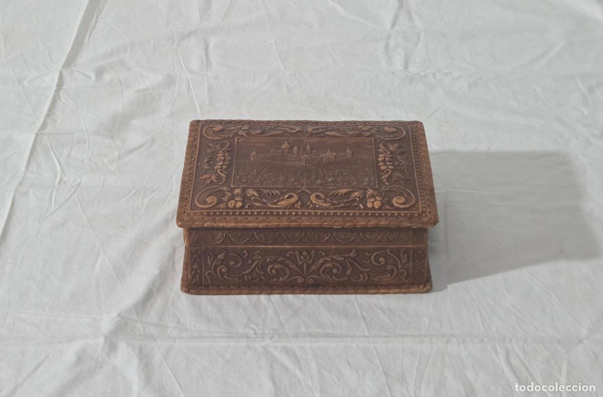Coleccionismo: Caja pitillera de cuero repujado, Monasterio del Escorial