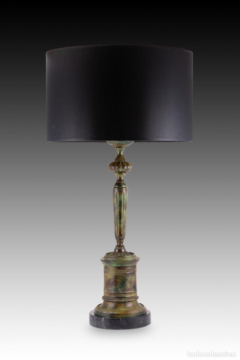 Coleccionismo: L&aacute;mpara con forma de candelero, bronce patinado. Base en m&aacute;rmol negro.