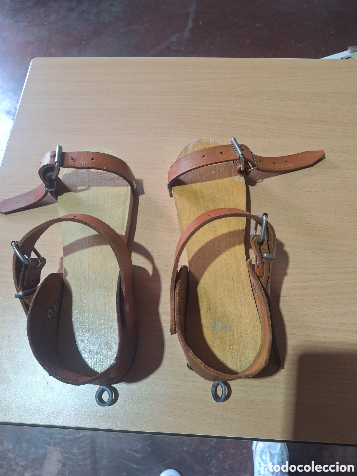 Coleccionismo: Pareja de Antiguos Aparatos Ortop&eacute;dicos / Bases de Marcha (Madera y Cuero)