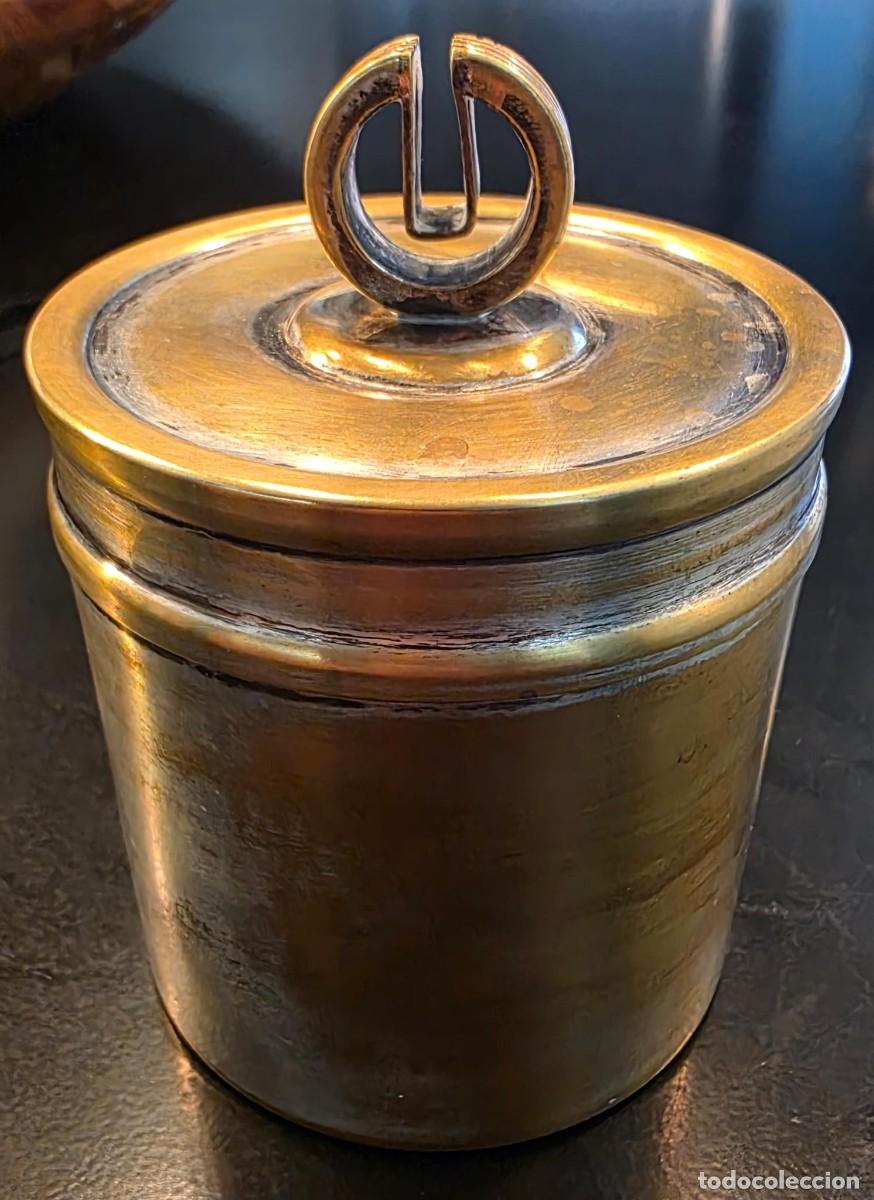 Coleccionismo: Cubitera peque&ntilde;a con tapa en metal dorado y plateado con asa geom&eacute;trica &ndash; 11 &times; 8 cm