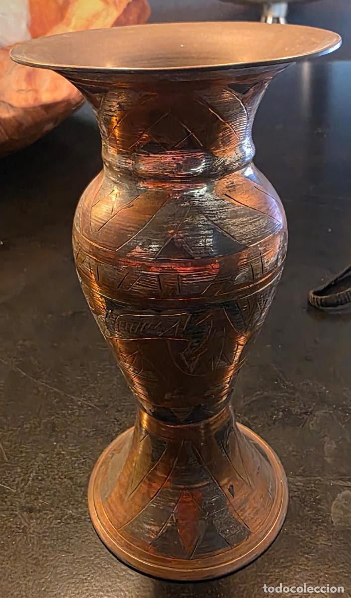 Coleccionismo: Jarr&oacute;n artesanal de metal cobrizo grabado con motivos geom&eacute;tricos y figurativos &ndash; 15 &times; 7 cm