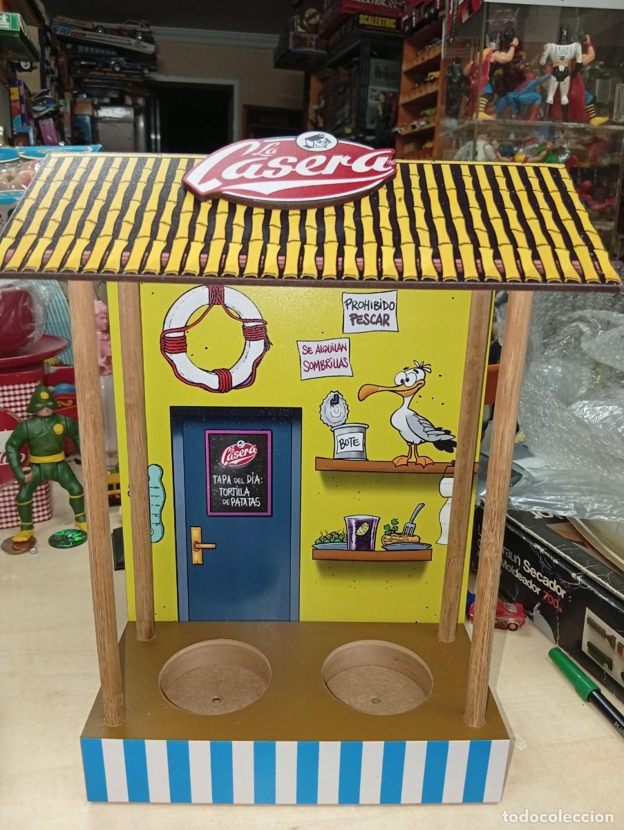 Coleccionismo: Expositor de gaseosa La Casera.Chiringuito de playa en madera.
