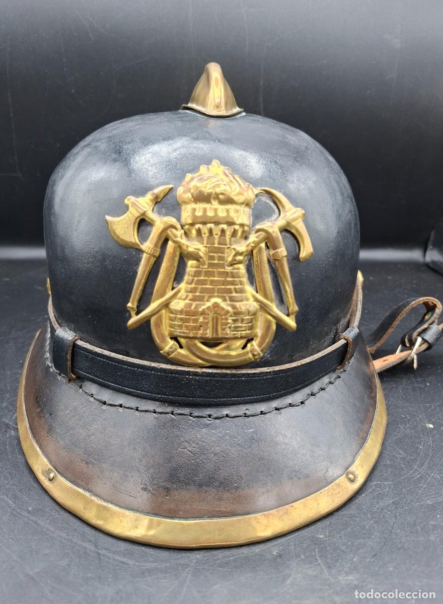 Coleccionismo: ANTIGUO CASCO DE BOMBERO ESPA&Ntilde;OL CON ESCUDO - Foto 2