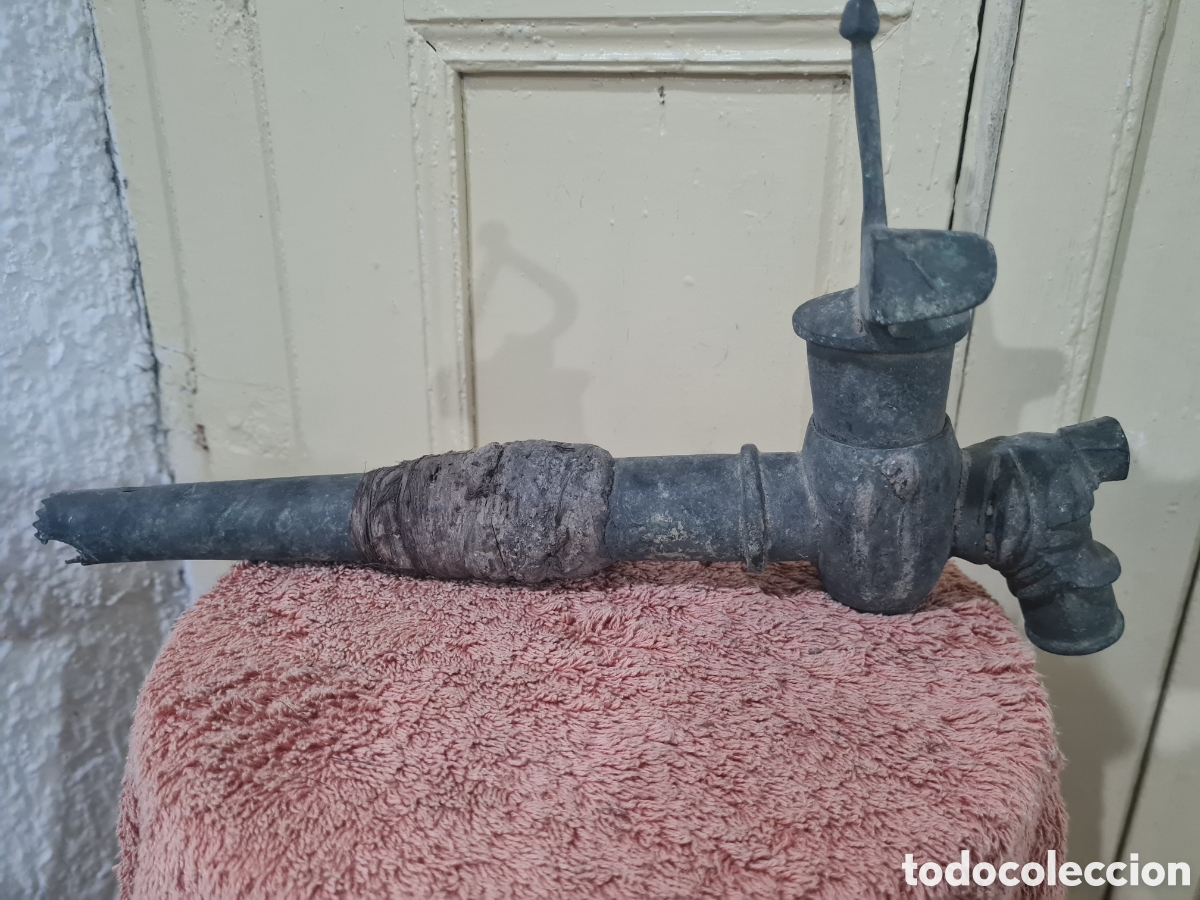 Coleccionismo: Antiguo grifo de bronce grande - Foto 2