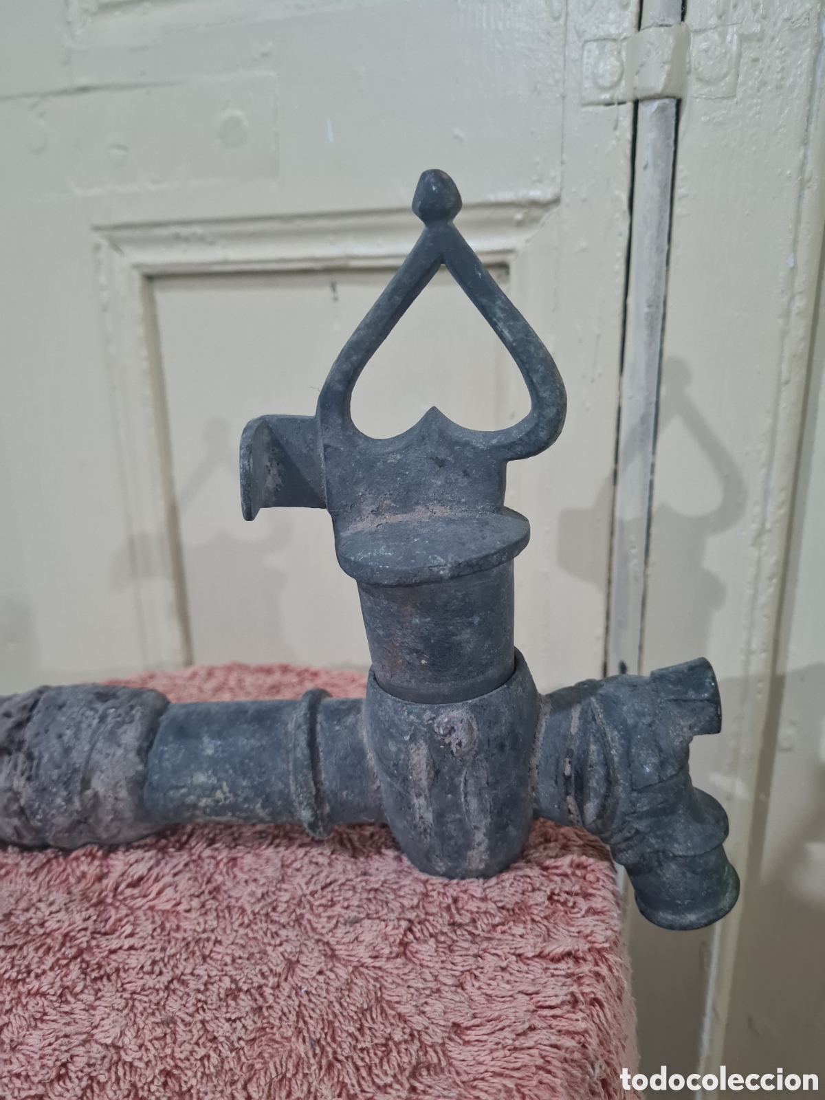 Coleccionismo: Antiguo grifo de bronce grande - Foto 3