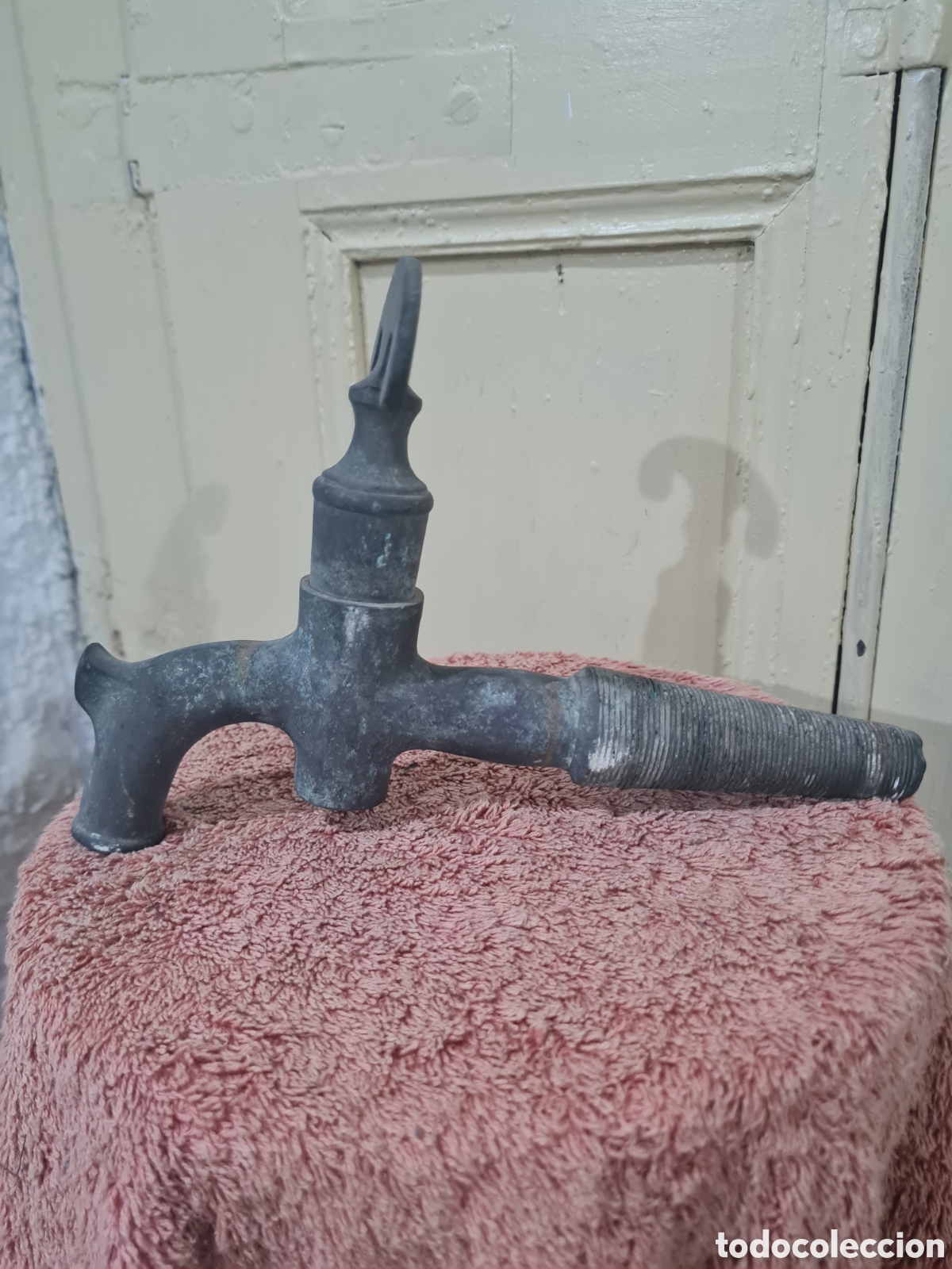 Coleccionismo: Antiguo grifo de bronce - Foto 2