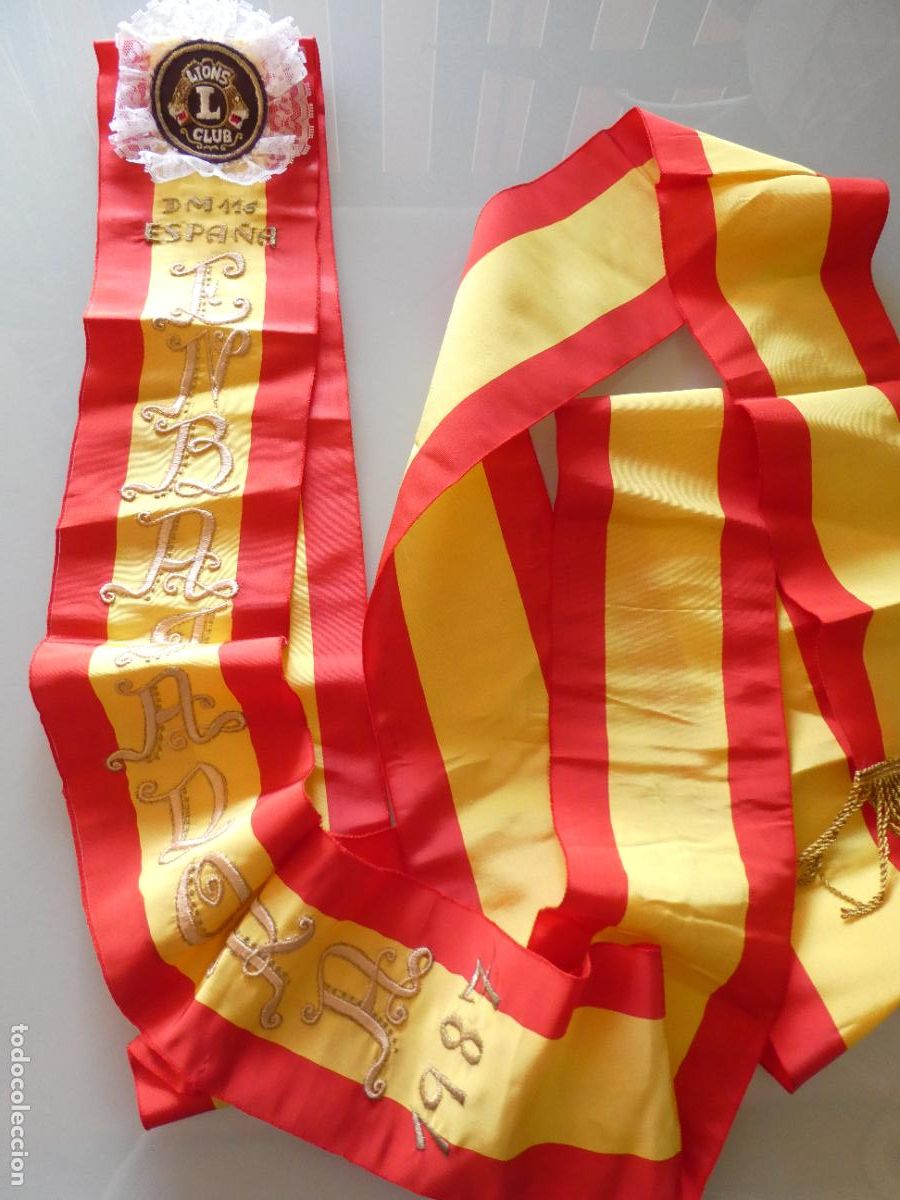 Coleccionismo: BANDA BANDERA ESPA&Ntilde;A ESPA&Ntilde;OLA. EMBAJADORA CLUB LEONES LIONS INTERNATIONAL A&Ntilde;O 1987. 80GR
