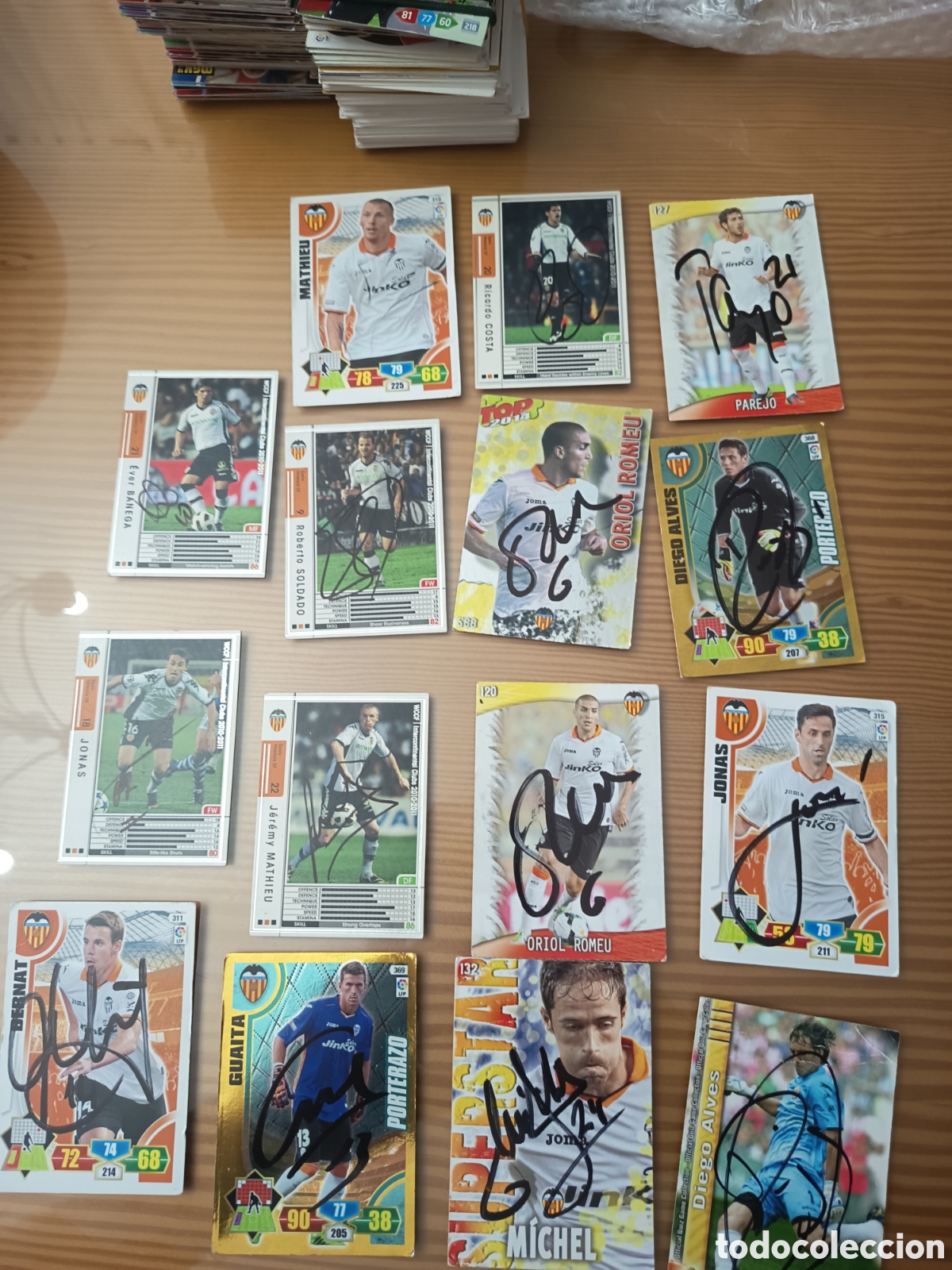 Coleccionismo: Lote bal&oacute;n firmado y cromos firmados por jugadores del Valencia C F