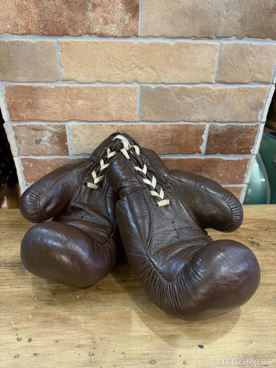 Coleccionismo: Guantes de boxeo antiguos de cuero marr&oacute;n con cordones