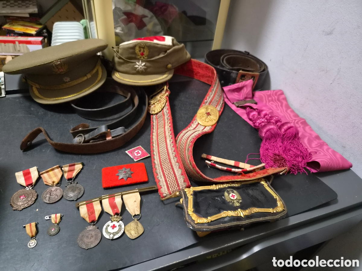 Coleccionismo: ANTIGUO GRAN LOTE CRUZ ROJA GUERRA CIVIL FRANCO DIVISION AZUN GORRAS MEDALLAS ETC ORIGINAL